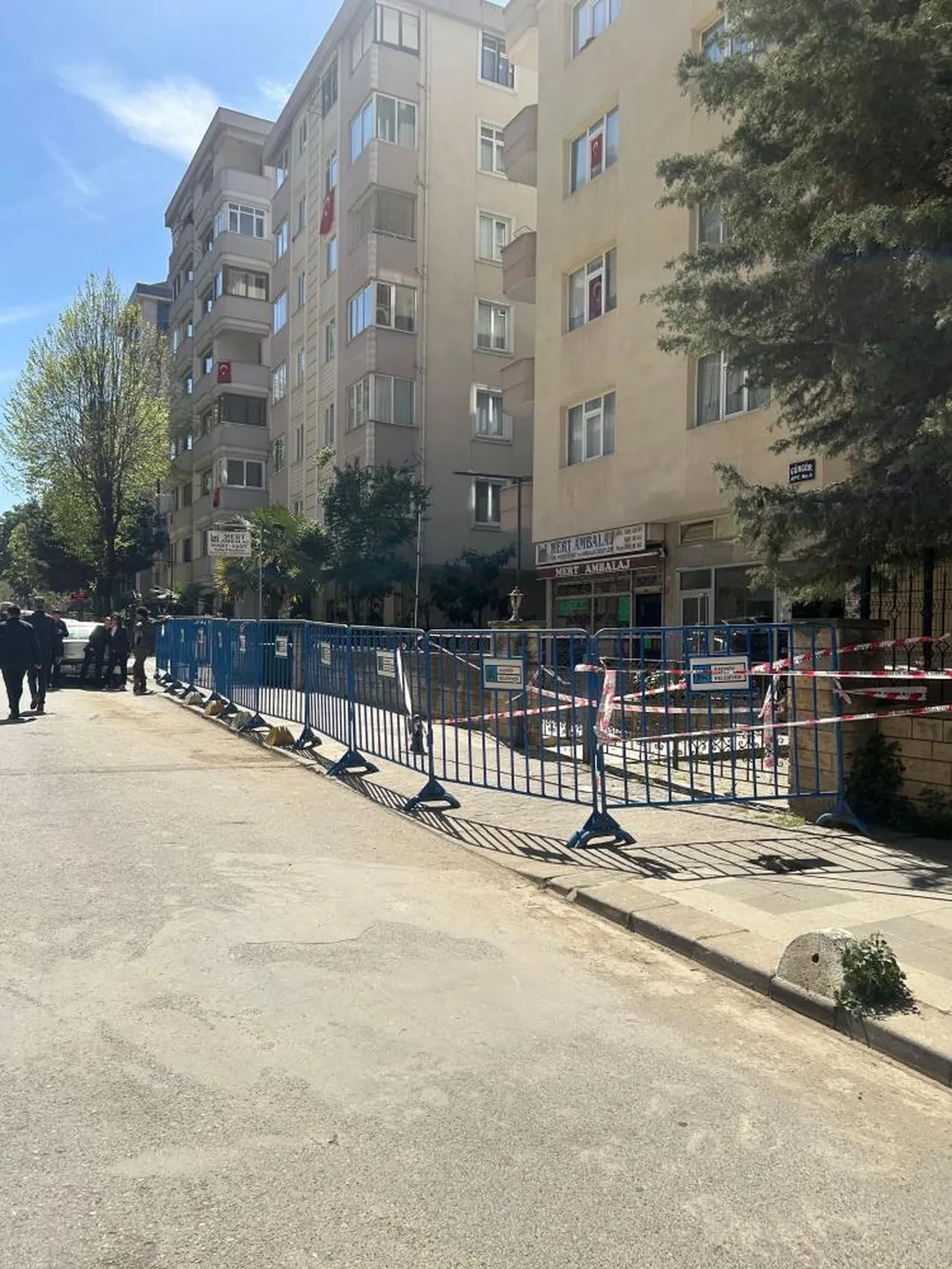 Kadıköy’de balkonu çöken bina mühürlendi