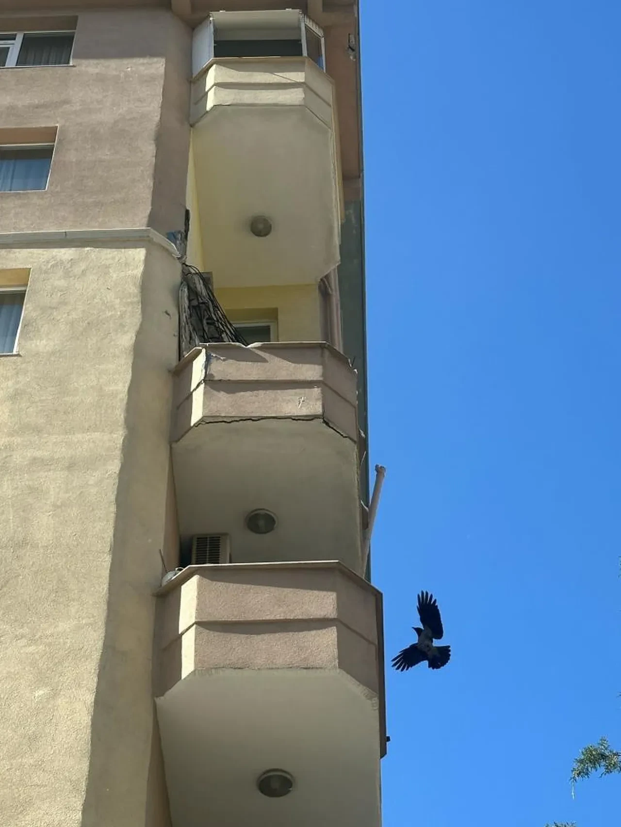 Kadıköy’de balkonu çöken bina mühürlendi