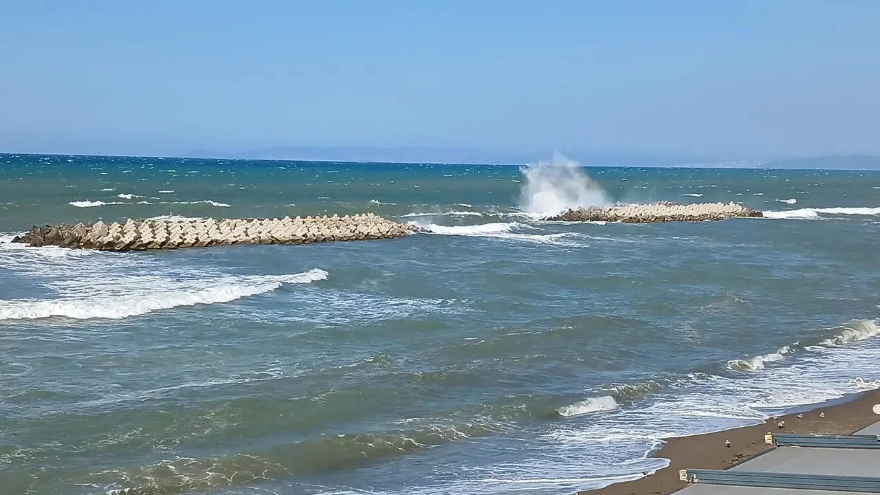 Karadeniz ve Marmara'da poyraz alarmı: 4 metrelik dalgalar oluştu