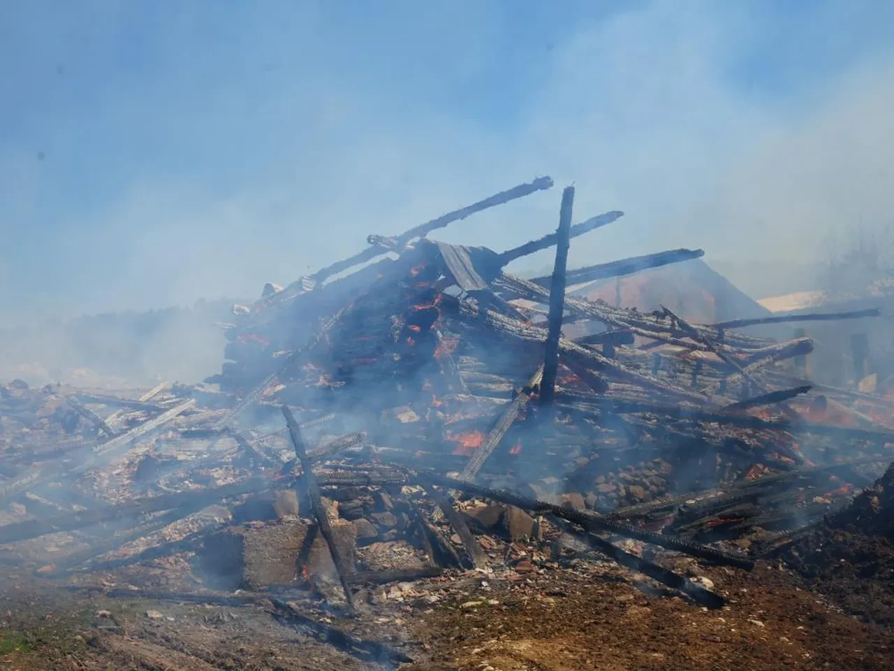 Kastamonu'da yangın evleri kül etti! Anne ile çocuğu son anda kurtarıldı