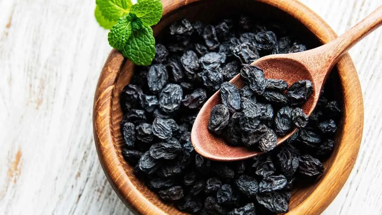 Sabahları bir avuç tüketmek yetiyor! Kalp krizi ve kanser riskini düşüren küçük şifa