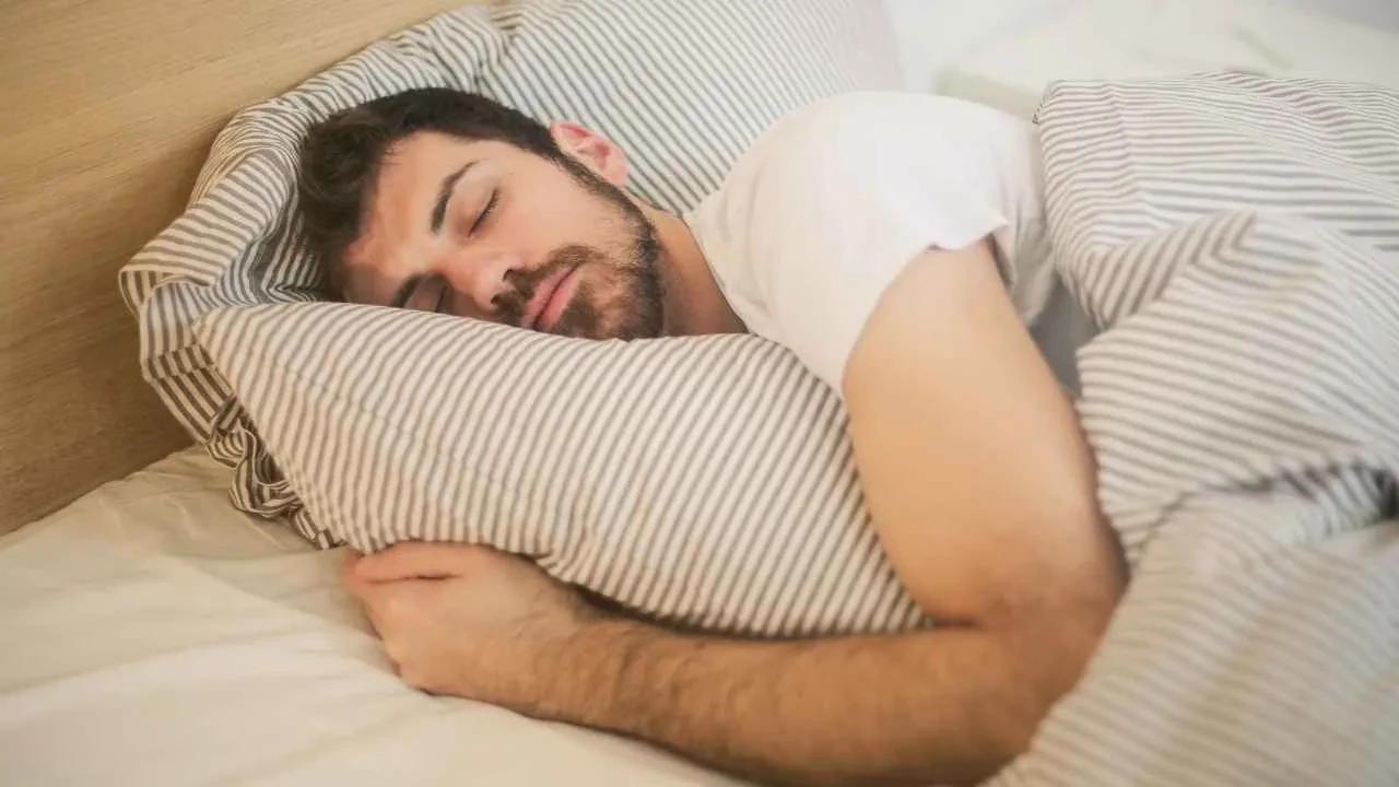 Sadece uyuyarak bir saatlik yürüyüşten daha fazla kalori yakabilirsiniz! Zayıflamanın en kolay yolu