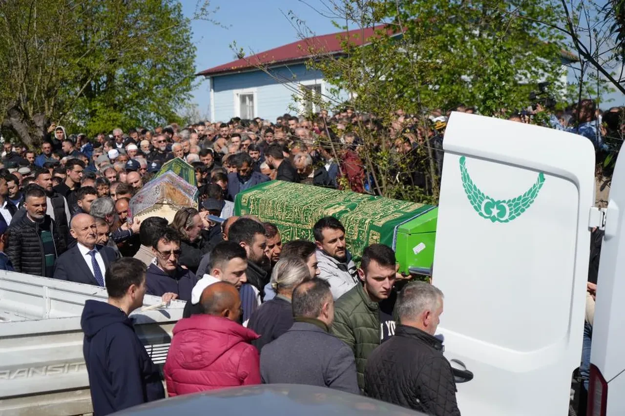 Samsun'daki heyelan faciasında can veren baba ve iki çocuğuna acı veda
