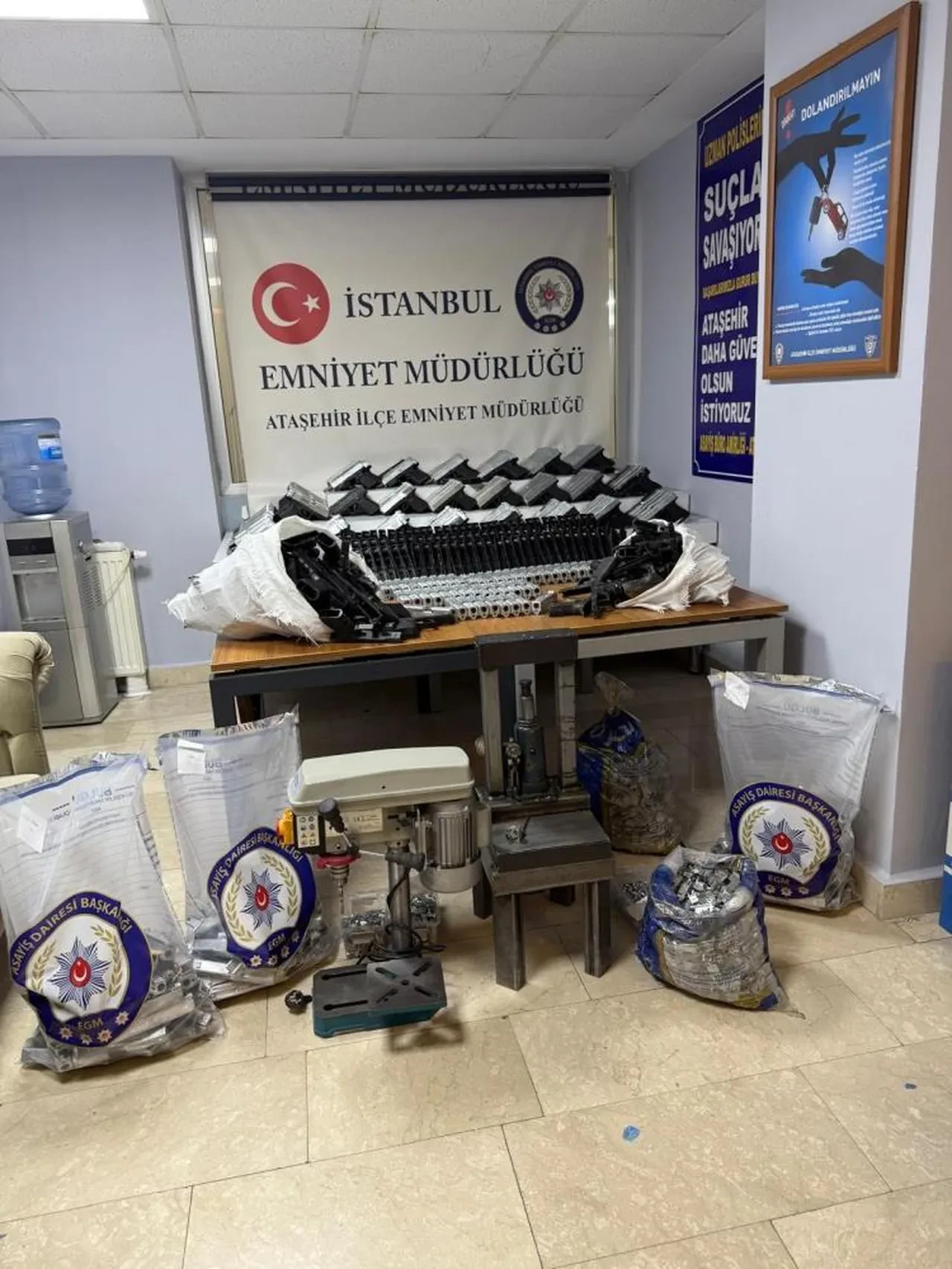 Yasadışı silah atölyesine baskın! Yüzlerce silah ele geçirildi