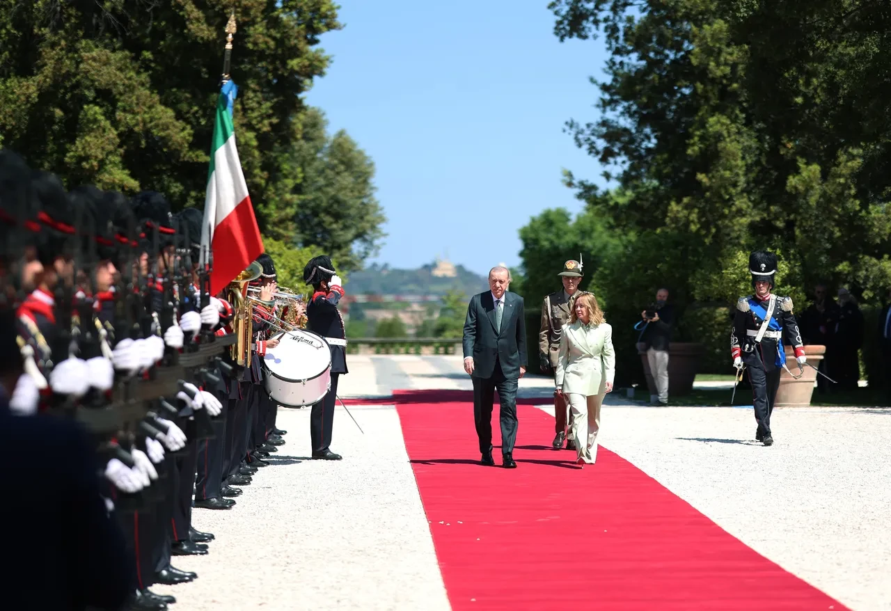 Cumhurbaşkanı İtalya'da! Meloni, Erdoğan'ı böyle karşıladı