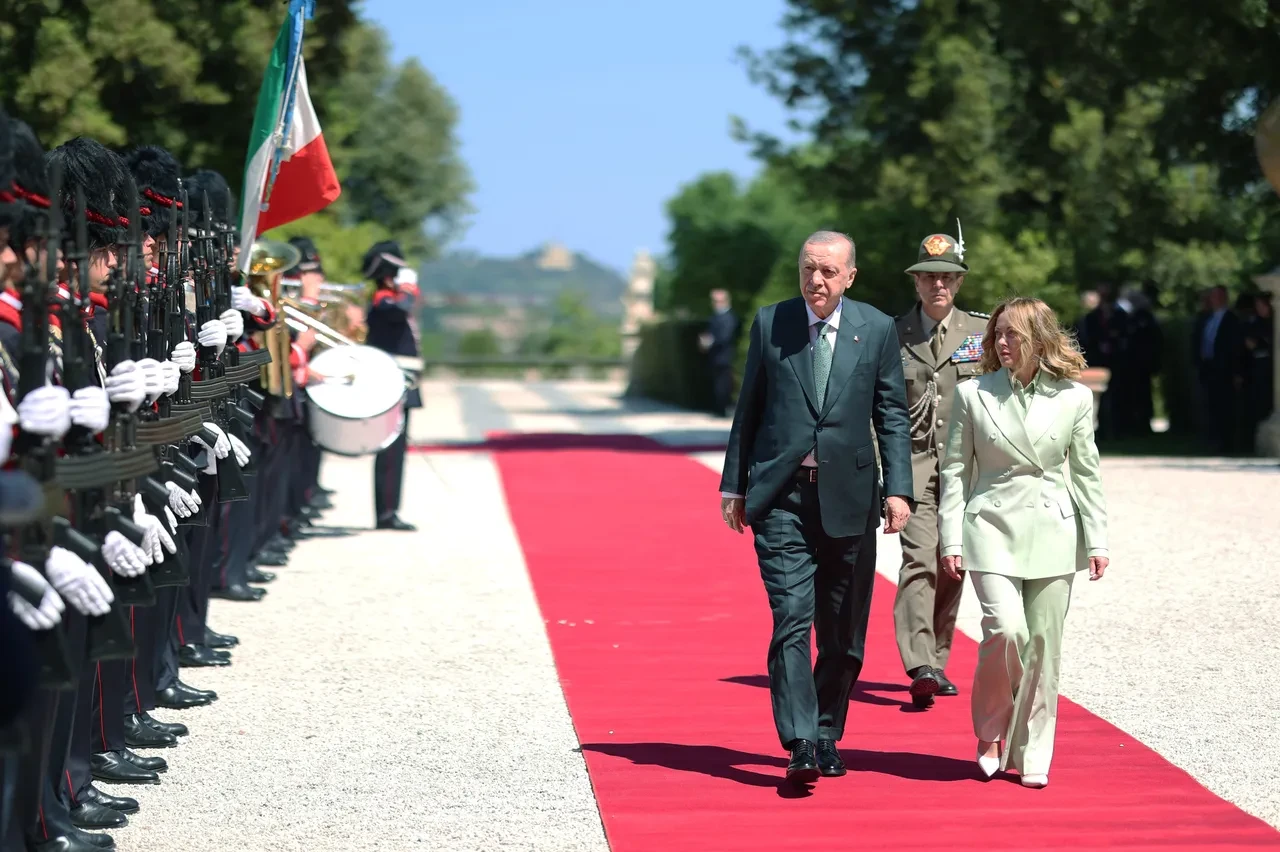 Cumhurbaşkanı İtalya'da! Meloni, Erdoğan'ı böyle karşıladı