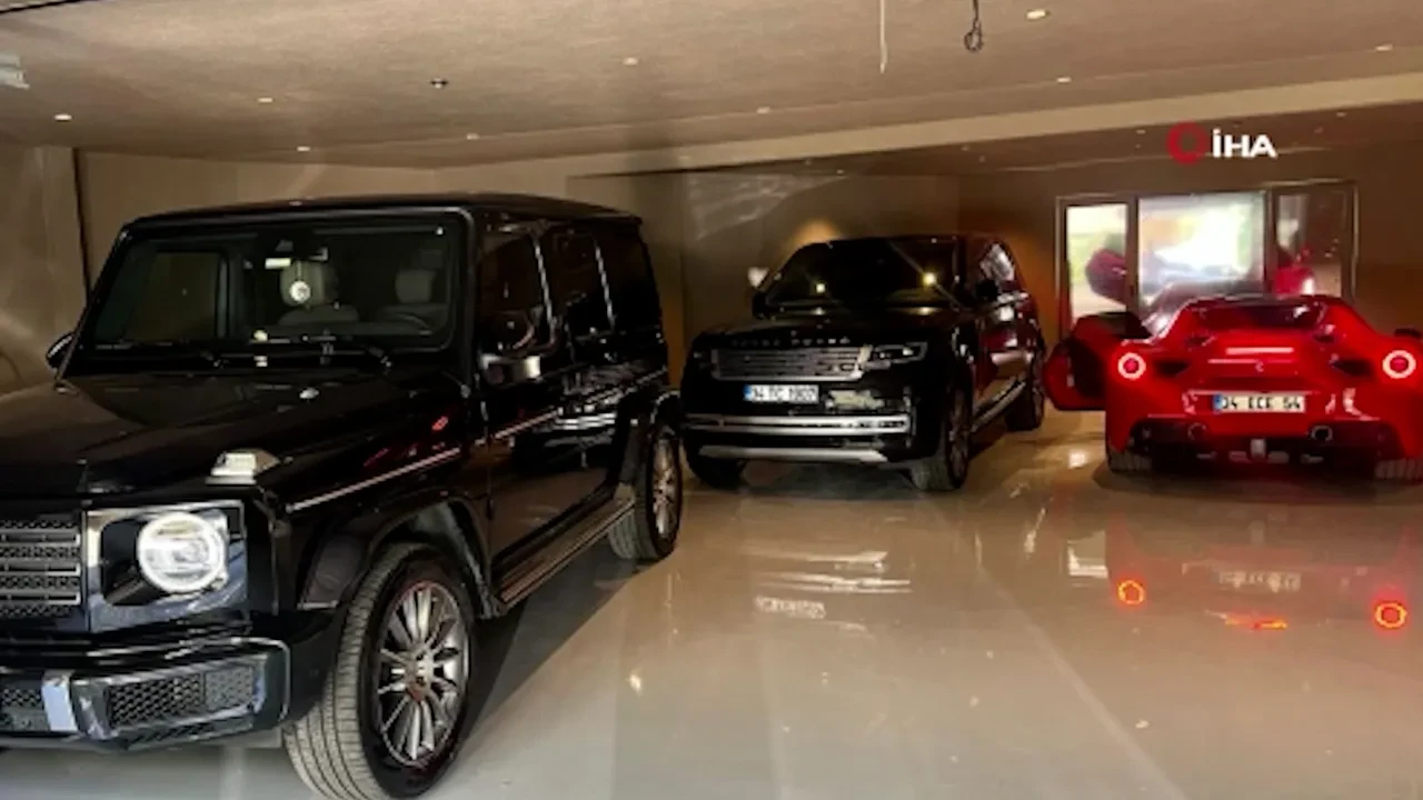 Ekrem İmamoğlu’na ait oldukları belirlenen lüks otomobiller böyle görüntülendi