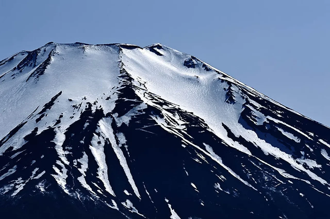 Fuji Dağı'na tırmanışta rahatsızlandı, kurtarılınca tekrar geri döndü ve yine aynı senaryo