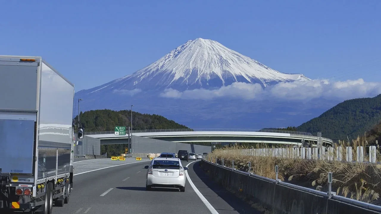 Fuji Dağı'na tırmanışta rahatsızlandı, kurtarılınca tekrar geri döndü ve yine aynı senaryo