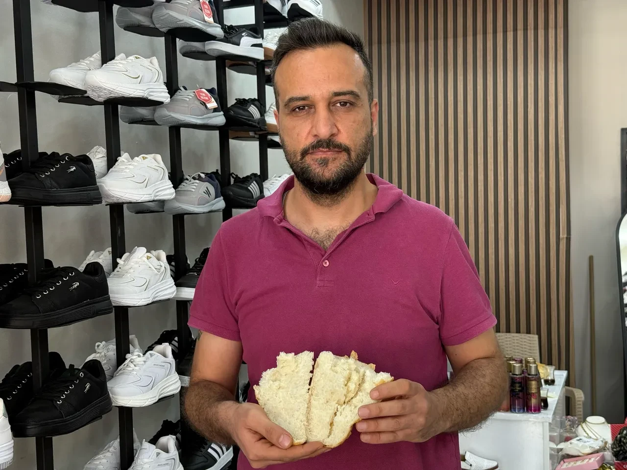 Kahvaltıda pes dedirten anlar! Ekmeği yutarken ağzında son anda fark etti