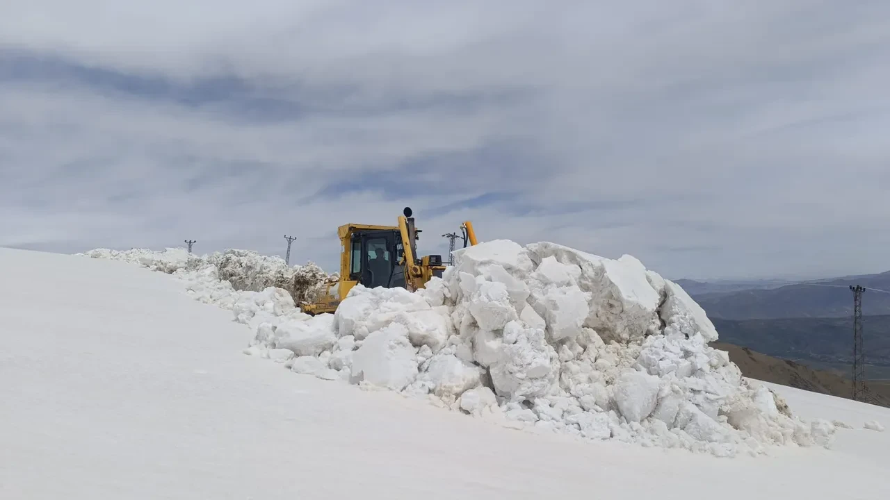 Kar yağışı 4 metreyi buldu! Ekipler yol açma çalışmalarına başladı