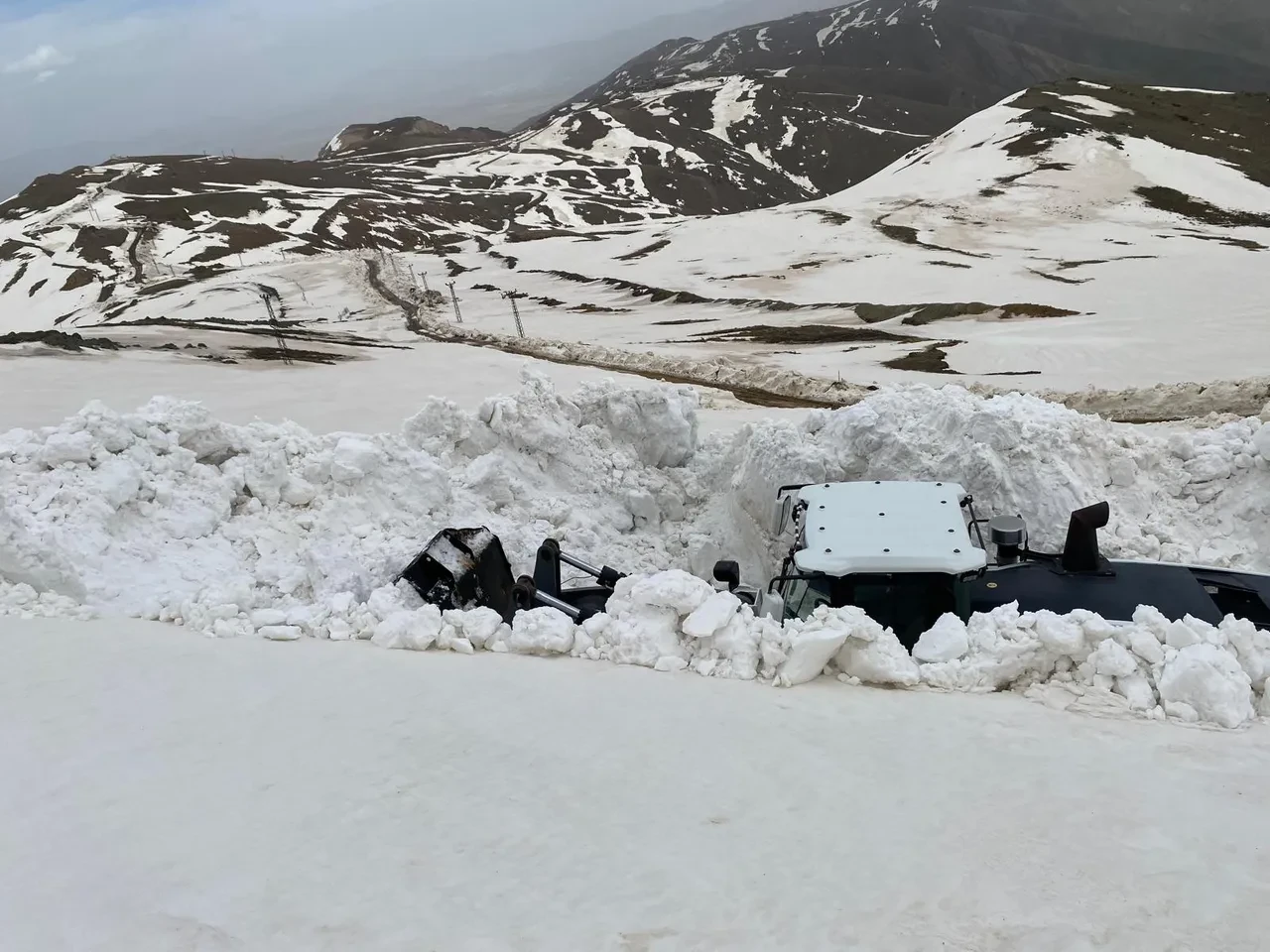 Kar yağışı 4 metreyi buldu! Ekipler yol açma çalışmalarına başladı
