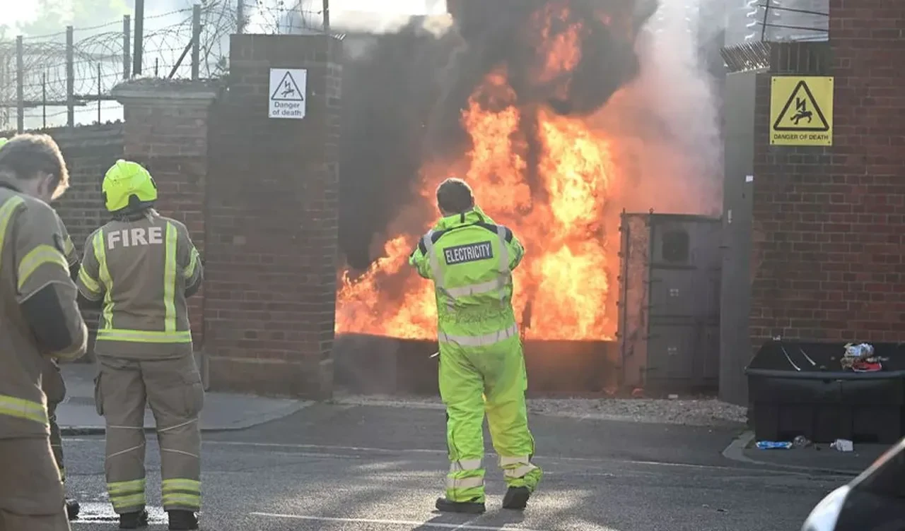 Londra'da patlama! Şehrin semalarını siyah duman kapladı