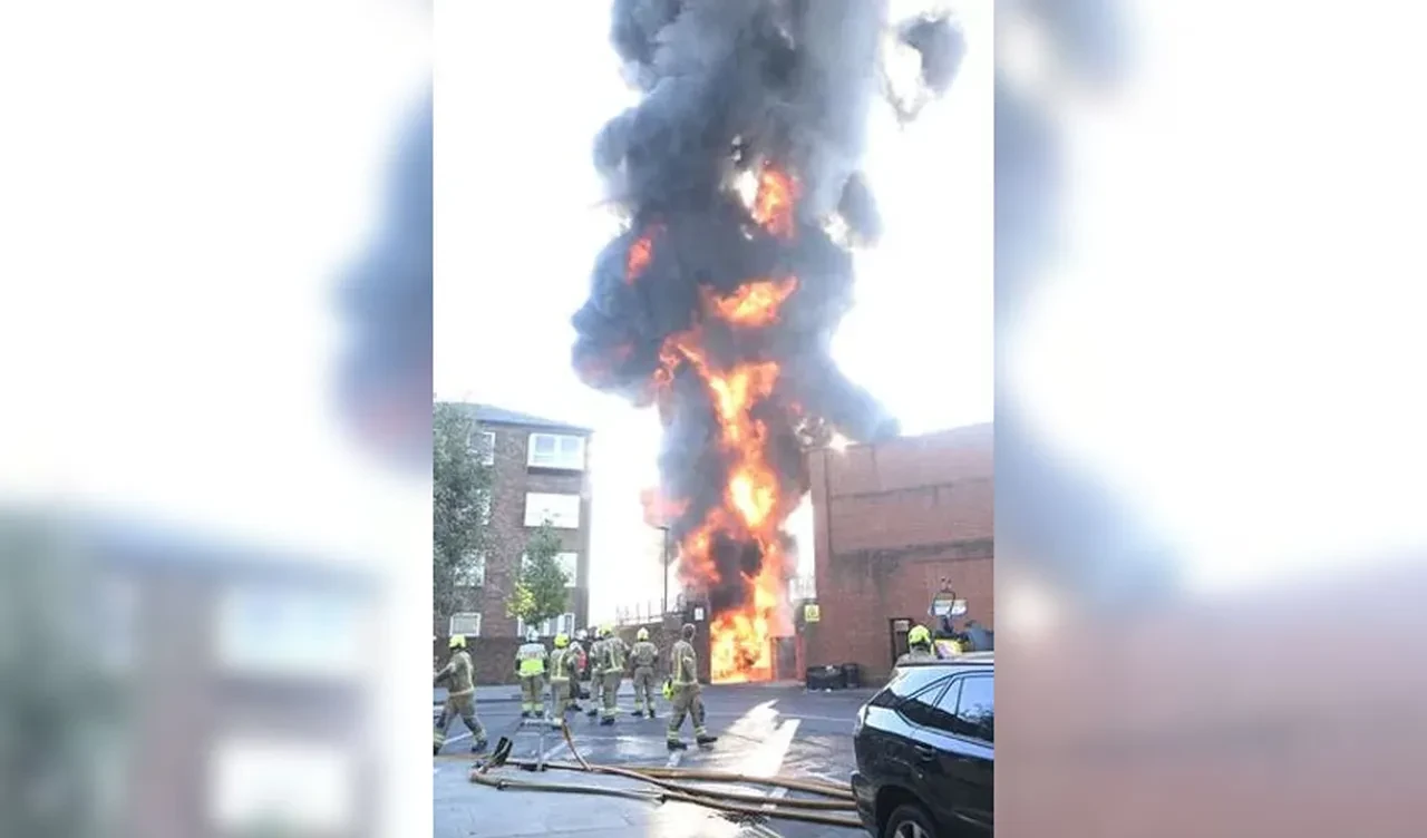 Londra'da patlama! Şehrin semalarını siyah duman kapladı