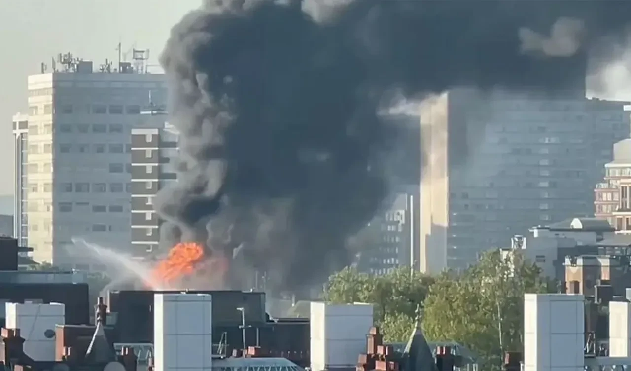 Londra'da patlama! Şehrin semalarını siyah duman kapladı
