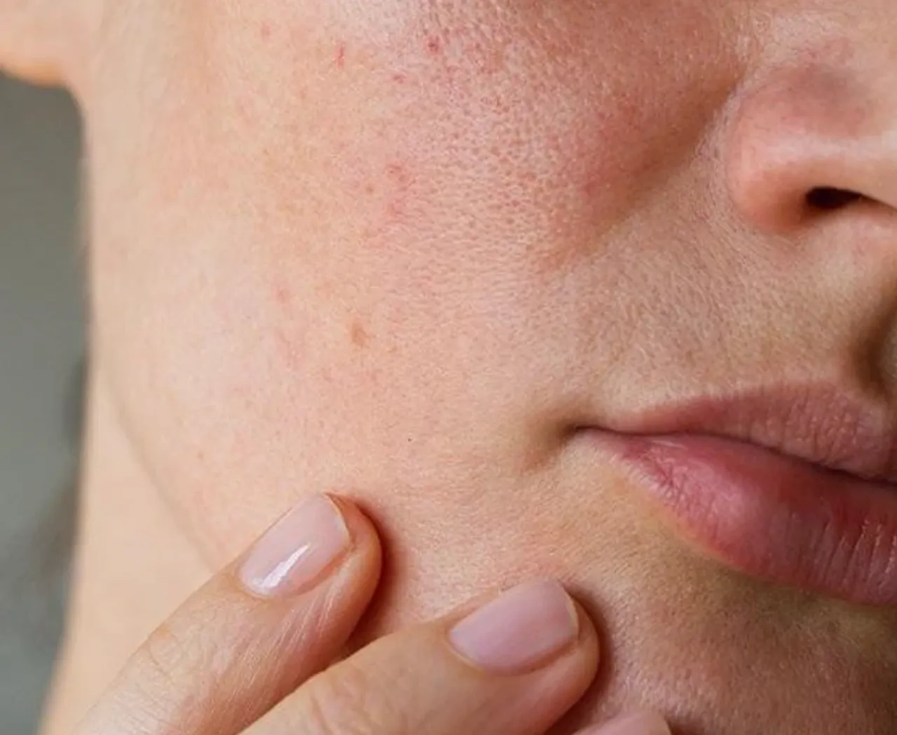 Masa başında çalışanlar dikkat! Farkında olmadan yaptığınız hata hızlı yaşlanmanıza neden oluyor