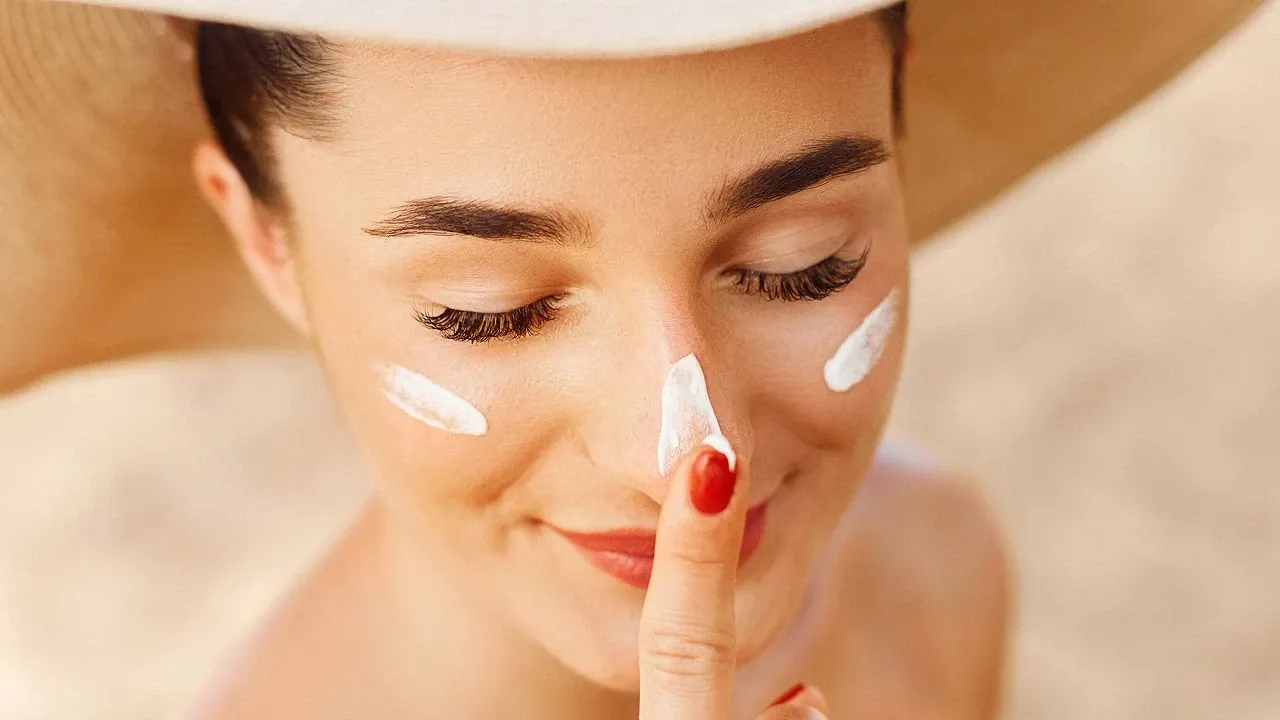 Masa başında çalışanlar dikkat! Farkında olmadan yaptığınız hata hızlı yaşlanmanıza neden oluyor