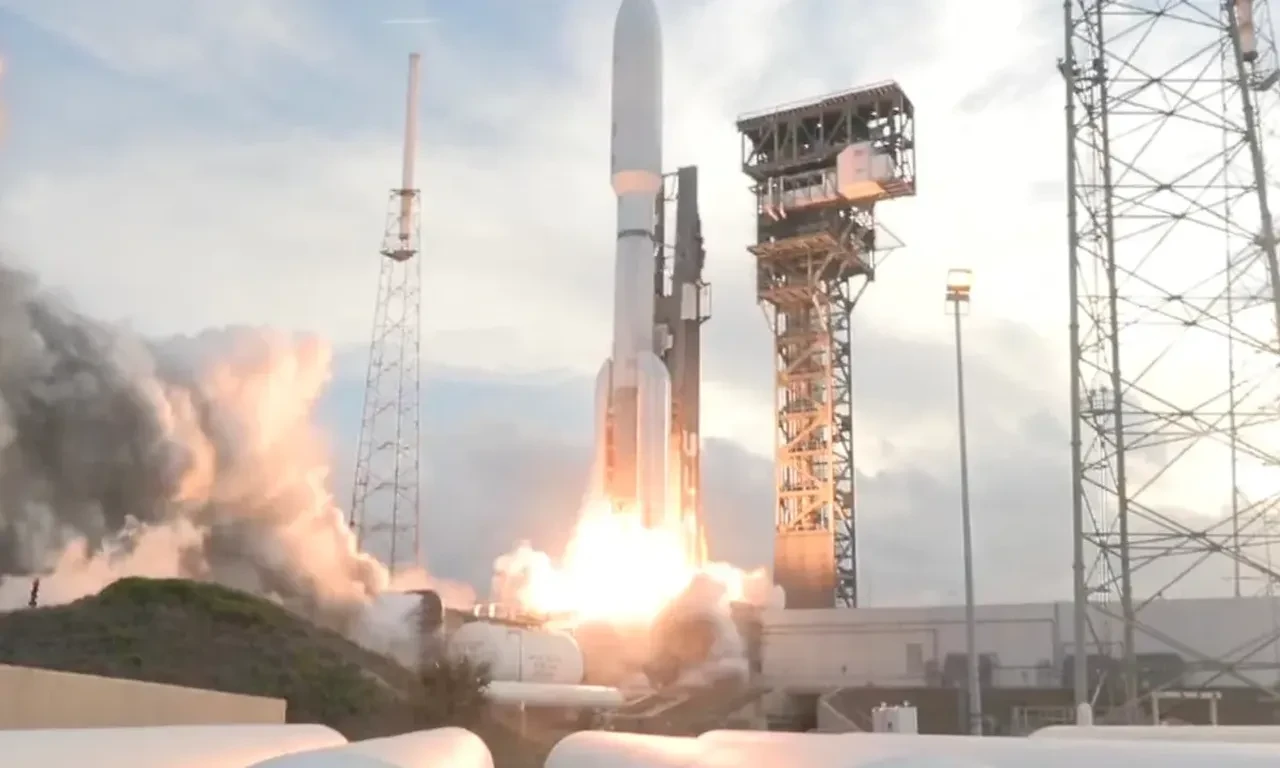 Musk'ın Starlink'ine karşı Amazon'dan uzayda dev adım! İlk internet uydusunu fırlattı