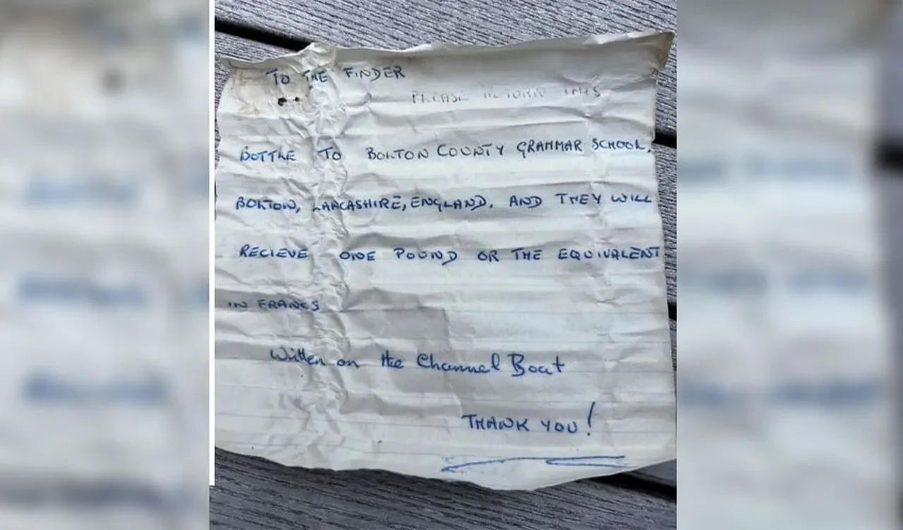 Onlarca yıldır denizde yüzen şişe buldu! İçini açar açmaz harekete geçti