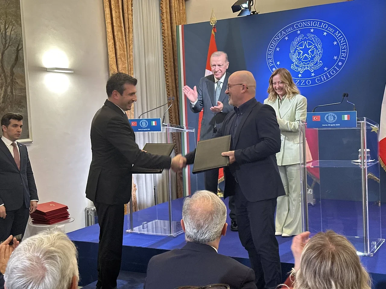 Teknolojide stratejik ortaklık! Baykar ve Leonardo şirketleri imzaları attı