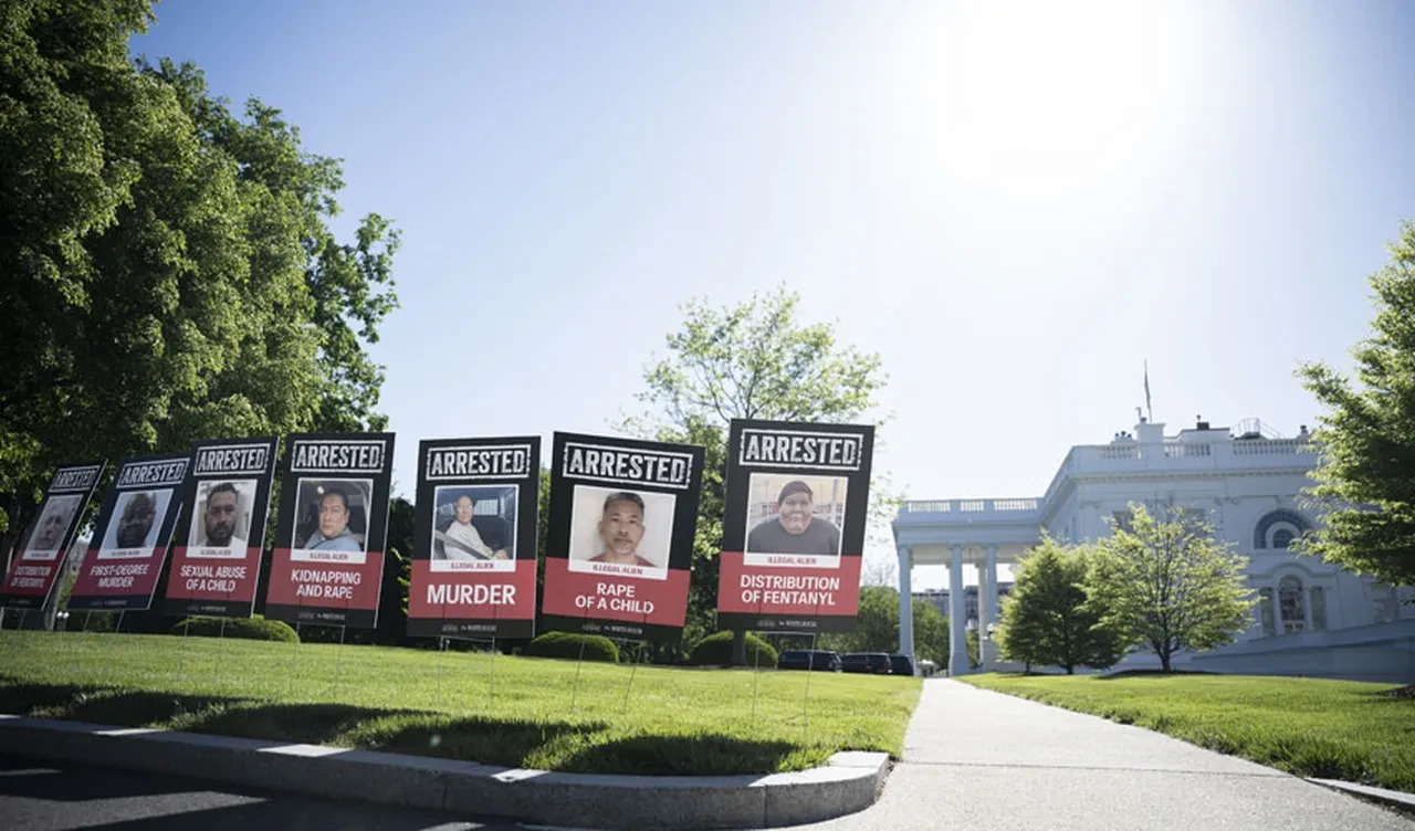 Trump yine yaptı yapacağını: Beyaz Saray'ın bahçesine gül yerine sabıkalı göçmen posterleri