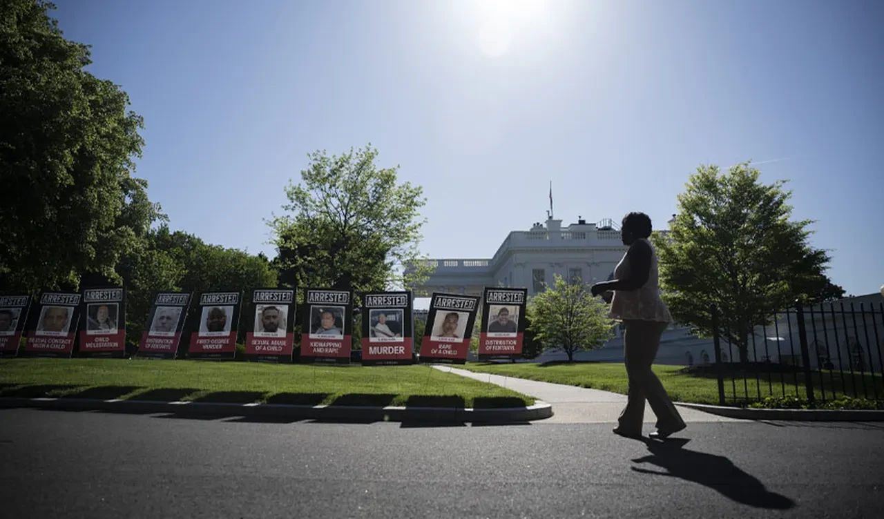 Trump yine yaptı yapacağını: Beyaz Saray'ın bahçesine gül yerine sabıkalı göçmen posterleri