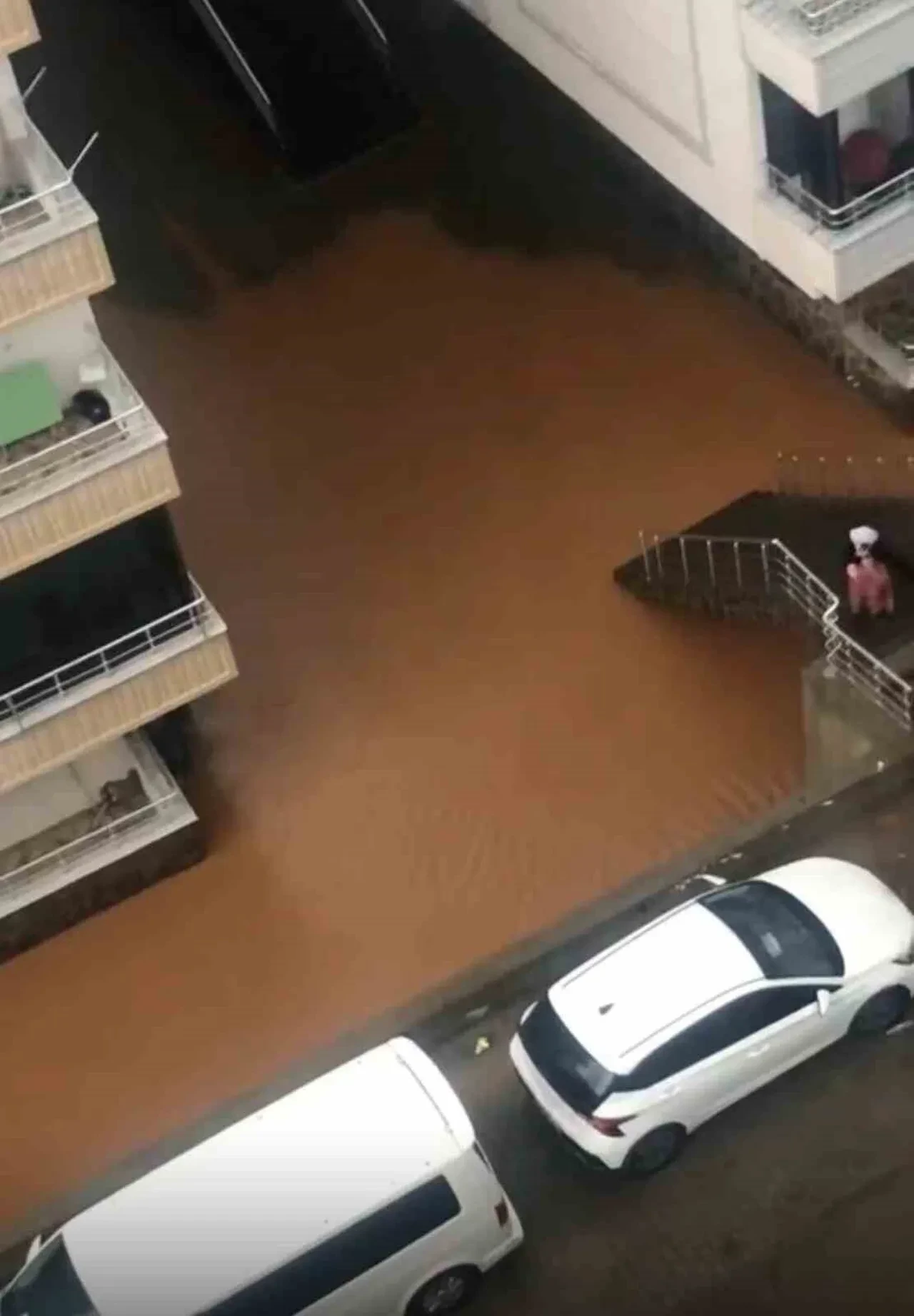 Bingöl’ü sağanak vurdu: Caddeler göle döndü, evleri su bastı
