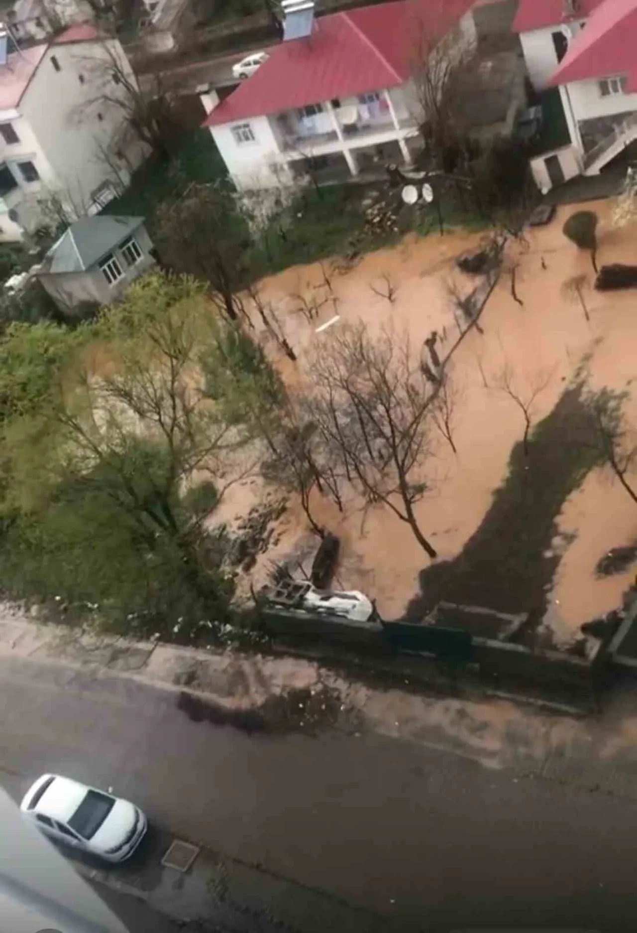 Bingöl’ü sağanak vurdu: Caddeler göle döndü, evleri su bastı