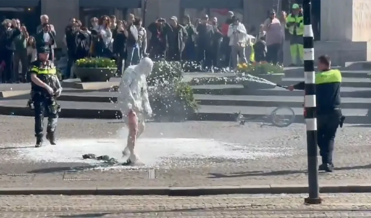 Hollanda'da patlama! Turistlerin arasına soktuğu aracını havaya uçurdu
