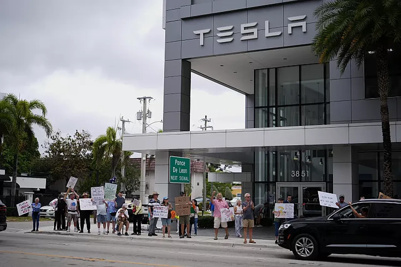 Tesla boykotu şiddet eylemlerine dönüştü! Bayiyi ateşe verene 20 yıl hapis istemi