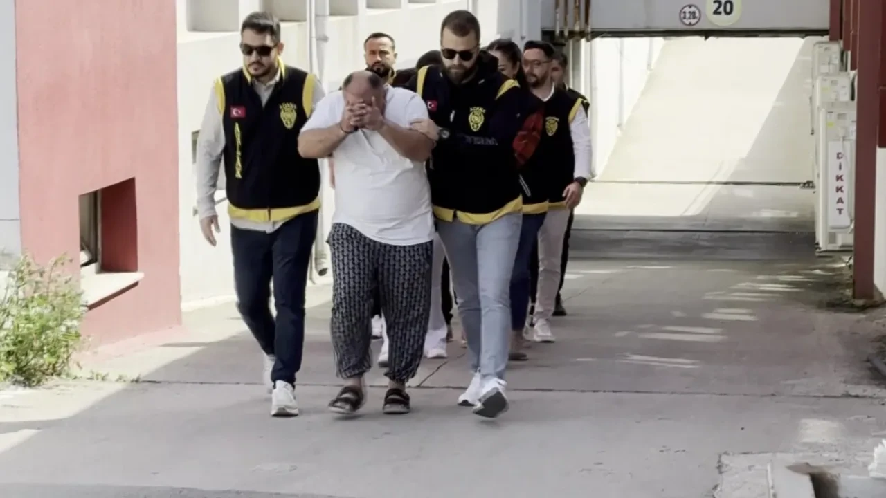 Adana'da fuhuş çetesi çökertildi! Banka hesaplarındaki para dudak uçuklattı 