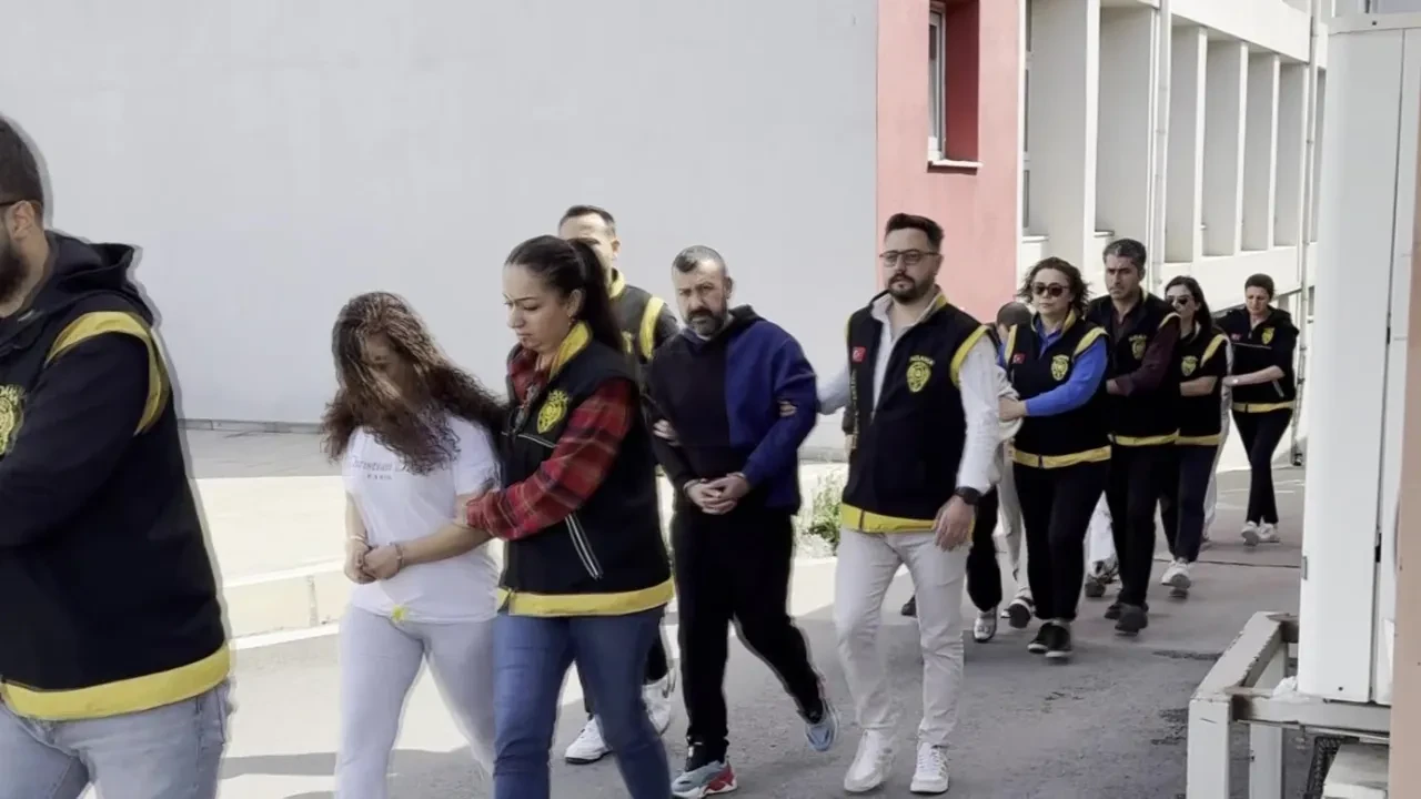 Adana'da fuhuş çetesi çökertildi! Banka hesaplarındaki para dudak uçuklattı