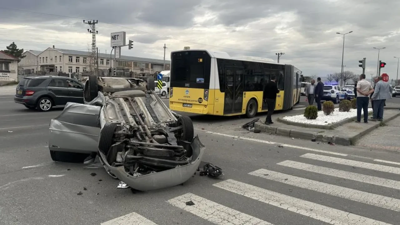 Belediye otobüsü ile otomobil çarpıştı: Yaralılar var