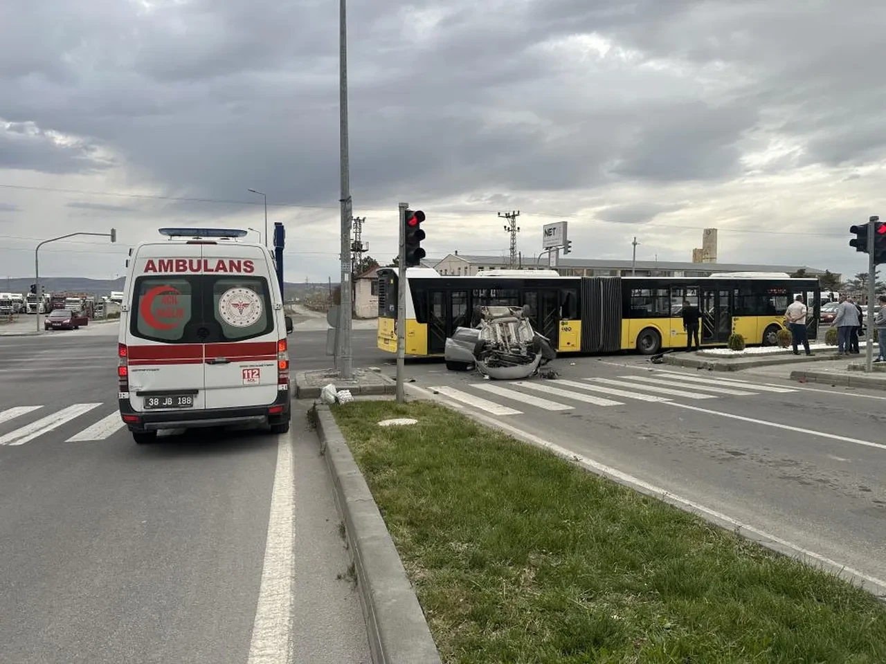 Belediye otobüsü ile otomobil çarpıştı: Yaralılar var