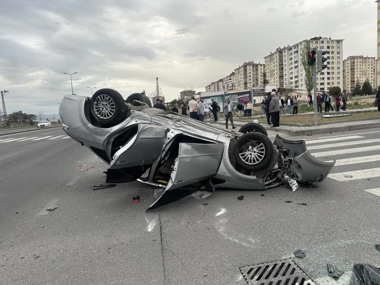 Belediye otobüsü ile otomobil çarpıştı: Yaralılar var