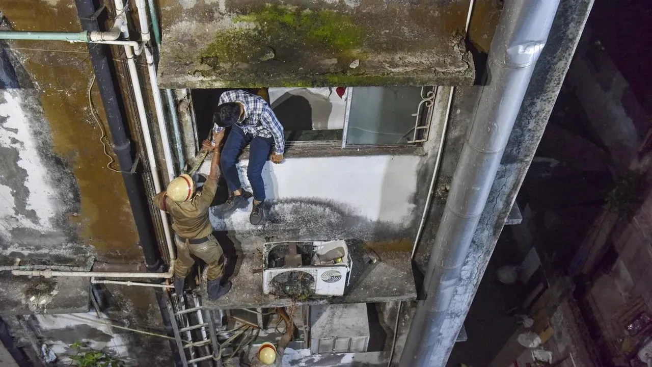 Hindistan'da korkunç otelde yangını! En az 15 ölü | Şoke edici video