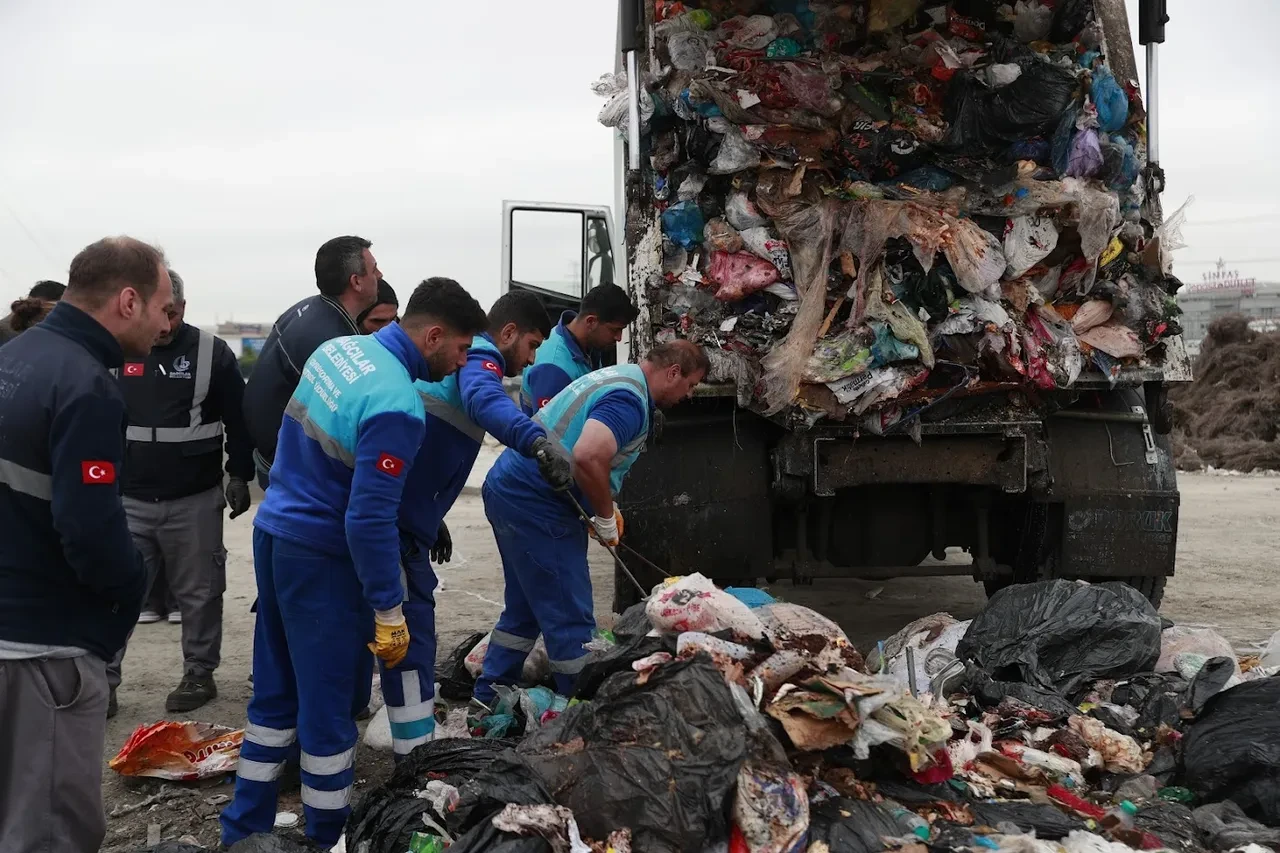 İçinde telefon ve para olan çantasını yanlışlıkla çöpe attı! Belediye personeliyle çöpte arama yapıldı