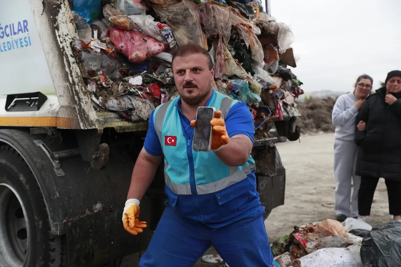 İçinde telefon ve para olan çantasını yanlışlıkla çöpe attı! Belediye personeliyle çöpte arama yapıldı