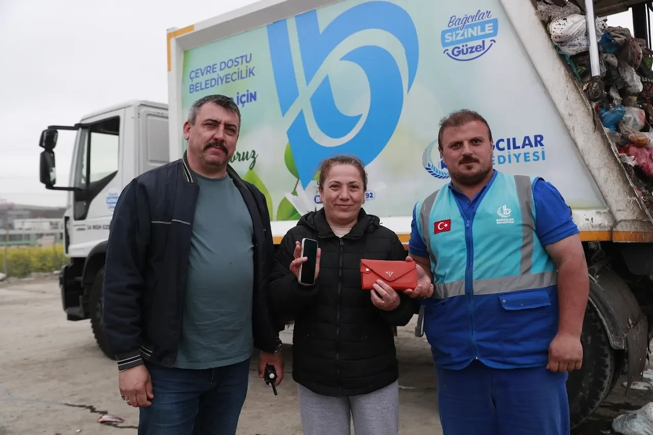 İçinde telefon ve para olan çantasını yanlışlıkla çöpe attı! Belediye personeliyle çöpte arama yapıldı