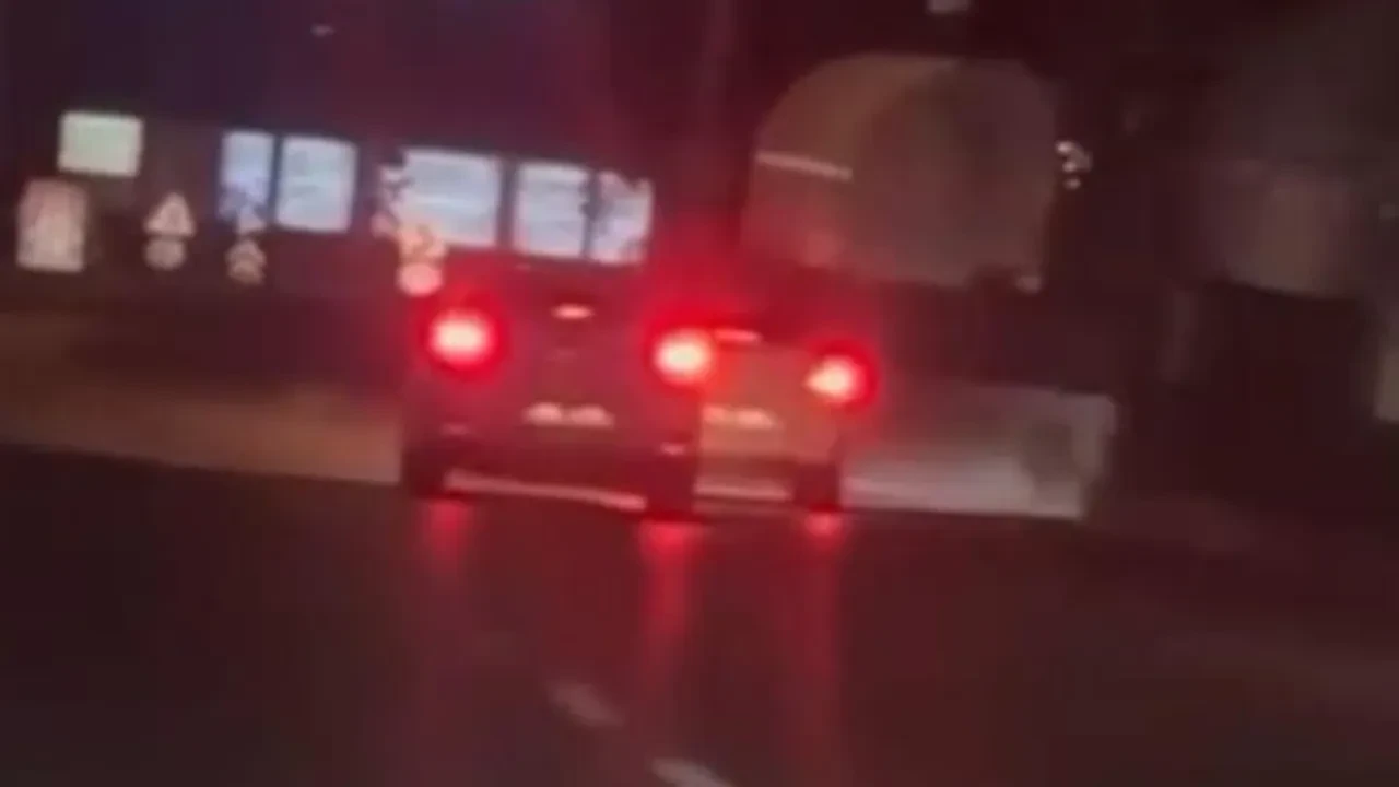 İnatçı iki sürücünün yol verme kavgası kamerada! 