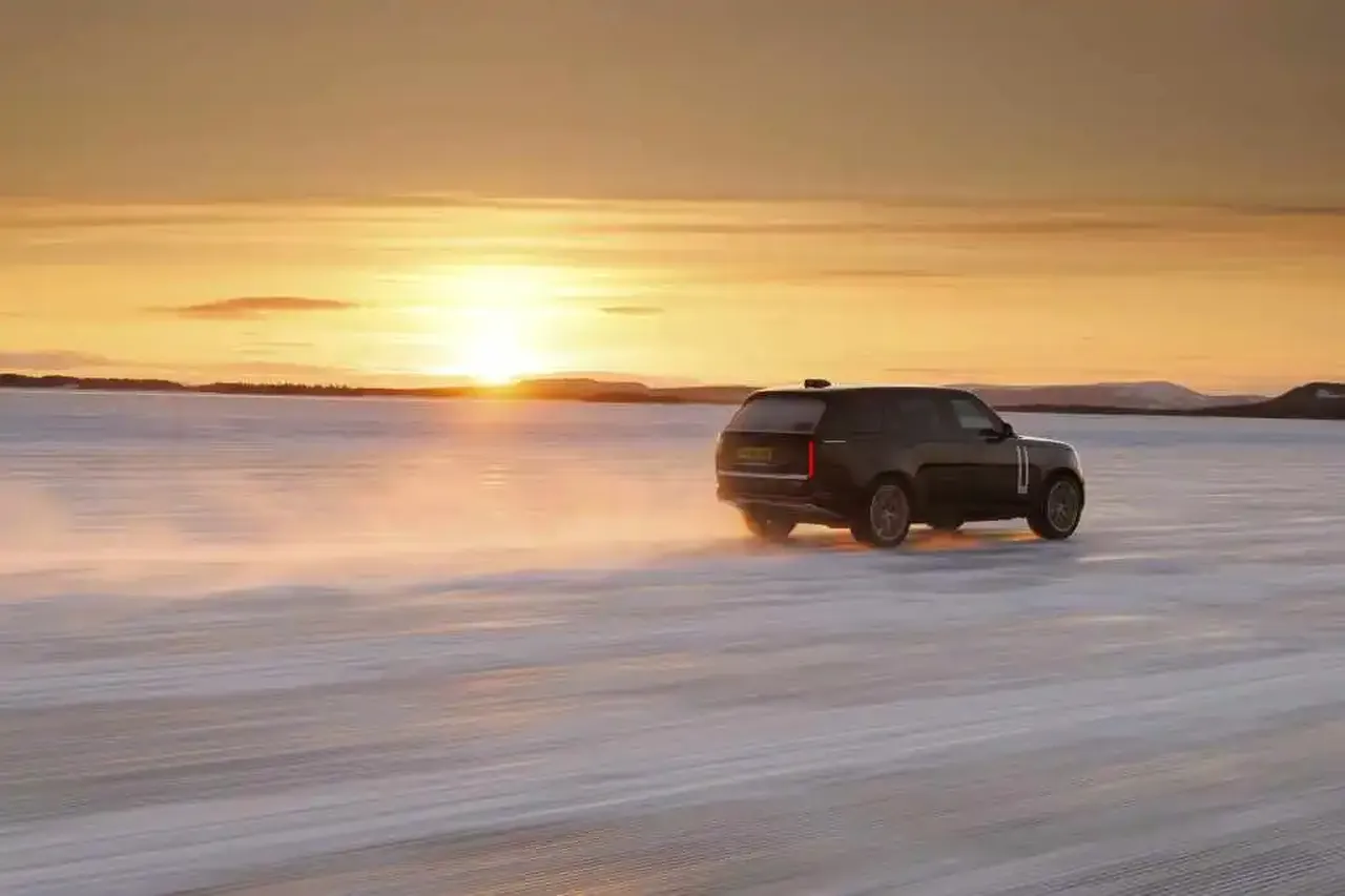 Range Rover elektrikli SUV pazarına giriyor! Donmuş göllerde test edildi, podyuma hazır