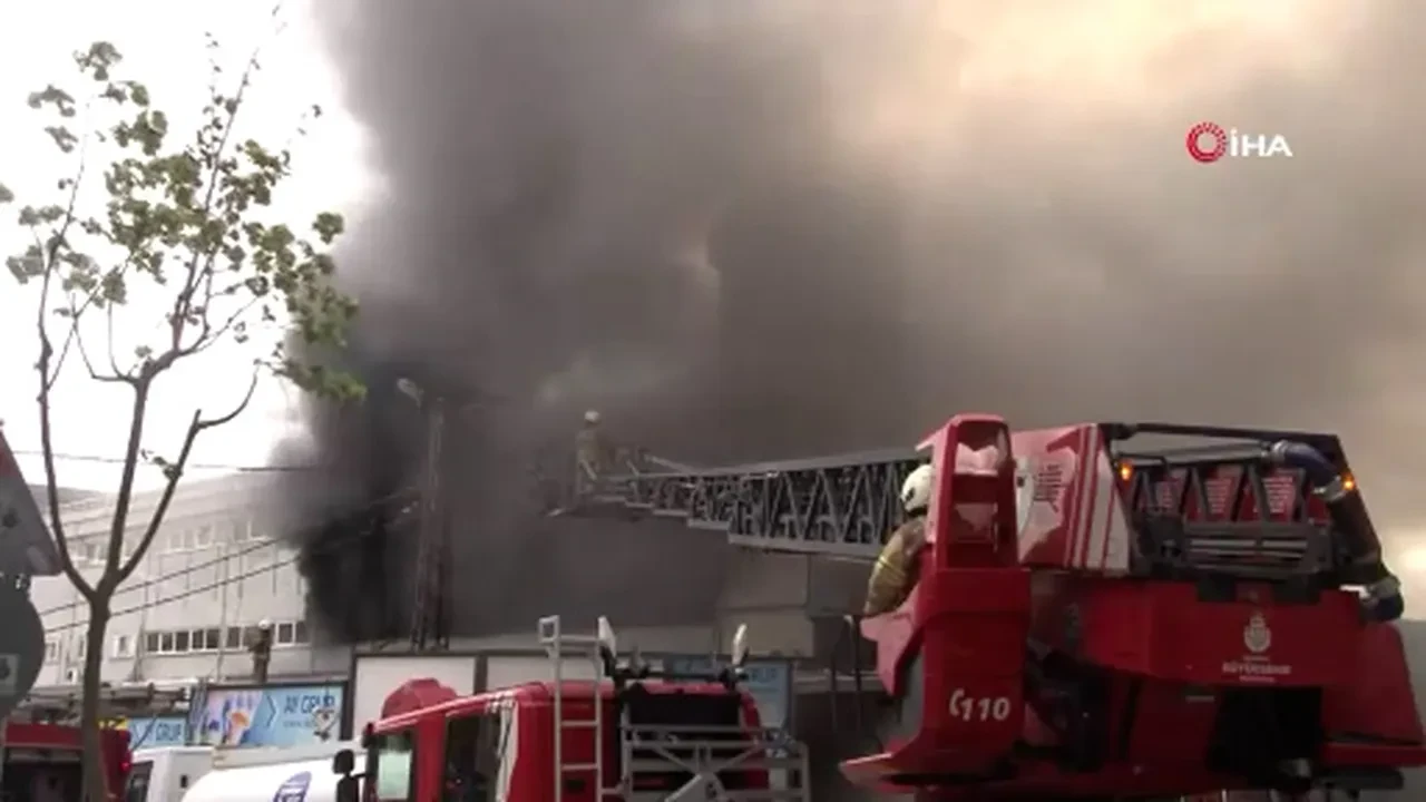 Sancaktepe'de fabrika yangını! Ekipler olay yerinde 