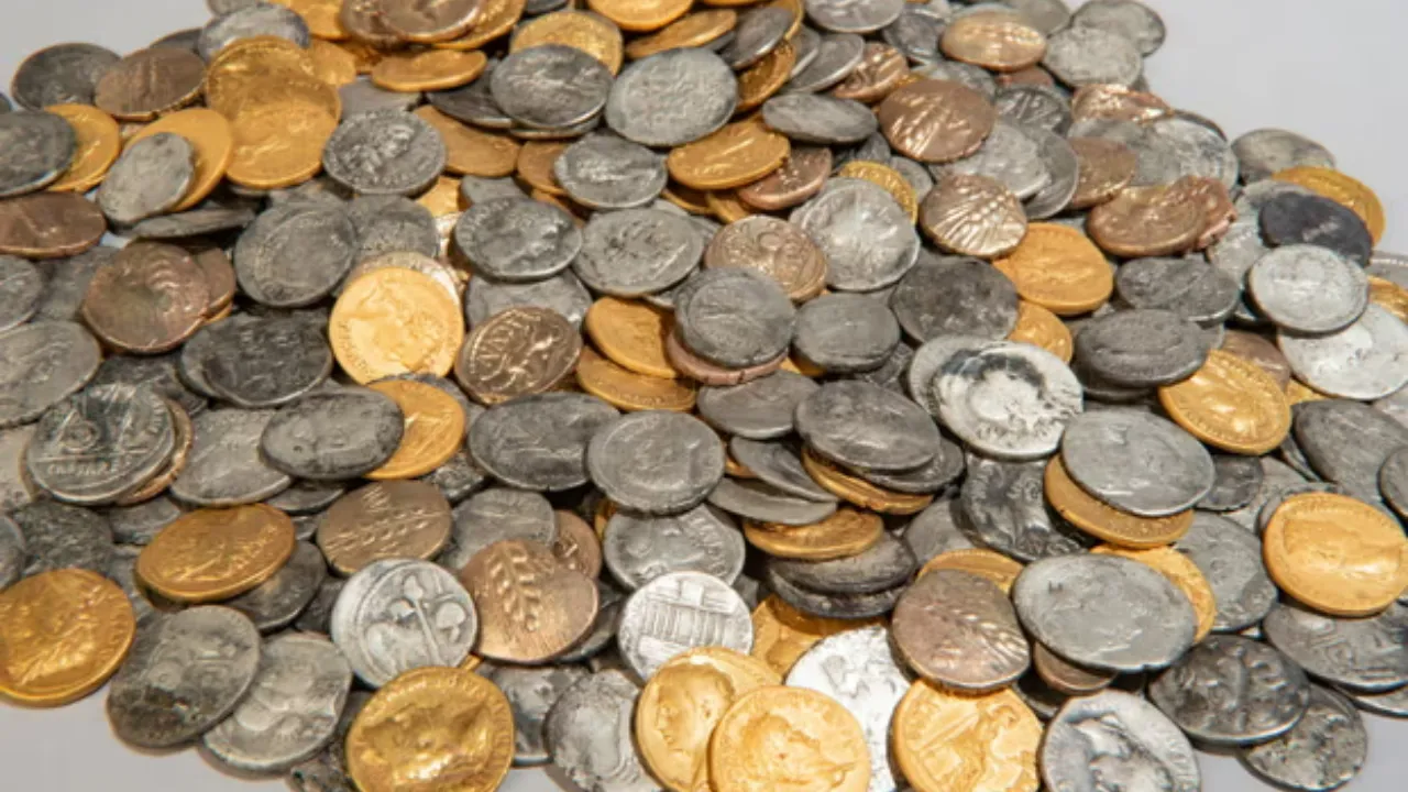 Tarlada toprağın 30 santim altından tarih fışkırdı! Romalı askerlerin hazinesi bulundu