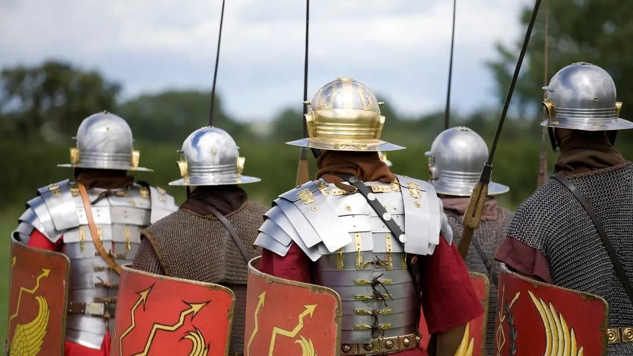 Tarlada toprağın 30 santim altından tarih fışkırdı! Romalı askerlerin hazinesi bulundu