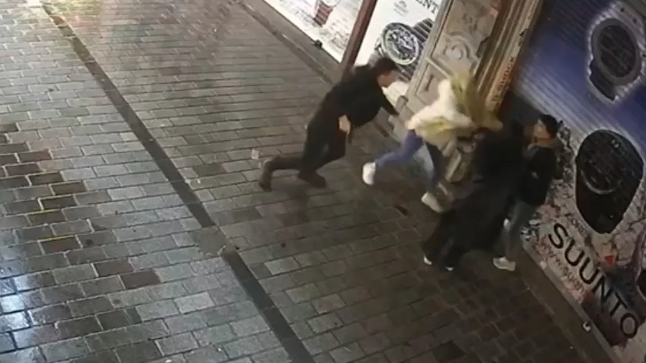 Beyoğlu'nda hareketli dakikalar! Bekçi kadına şiddet uygulayan saldırganı vurdu