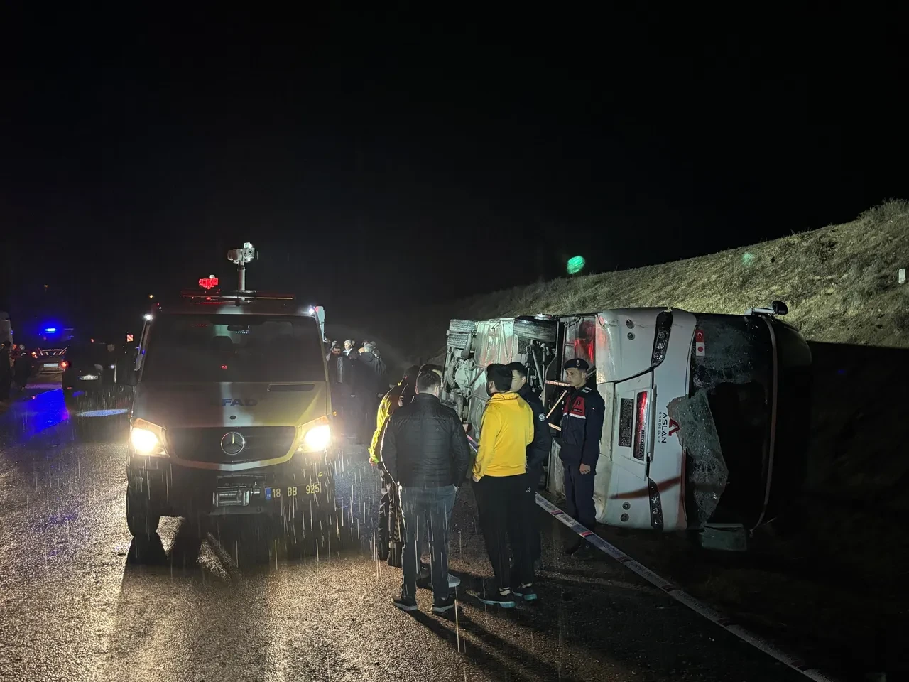 Çankırı'da feci kaza! İşçileri taşıyan otobüs devrildi: 23 yaralı