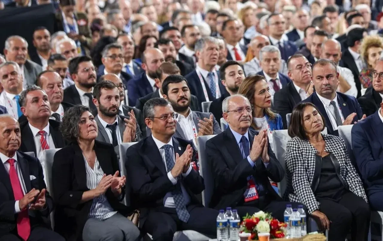 CHP Kurultayı öncesi  Ümit Uysal adaylığını açıkladı! Özgür Özel'e bir rakip daha çıktı