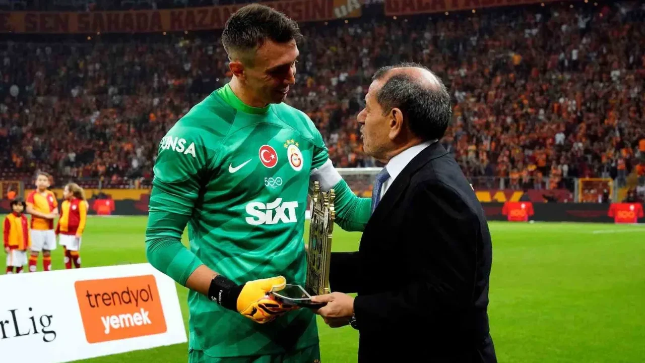 Fernando Muslera'dan sansasyonel prim isteği: Fenerbahçe-Galatasaray derbisi öncesinde yönetimle bir araya geldi!