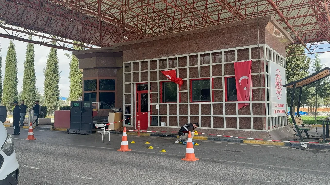 Gaziantep Havalimanı'nda korku dolu anlar! Silah sesleri duyuldu: 1'i polis, 2 yaralı