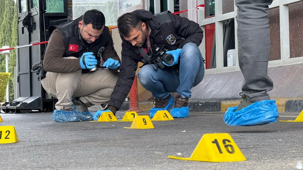 Gaziantep Havalimanı'nda korku dolu anlar! Silah sesleri duyuldu: 1'i polis, 2 yaralı